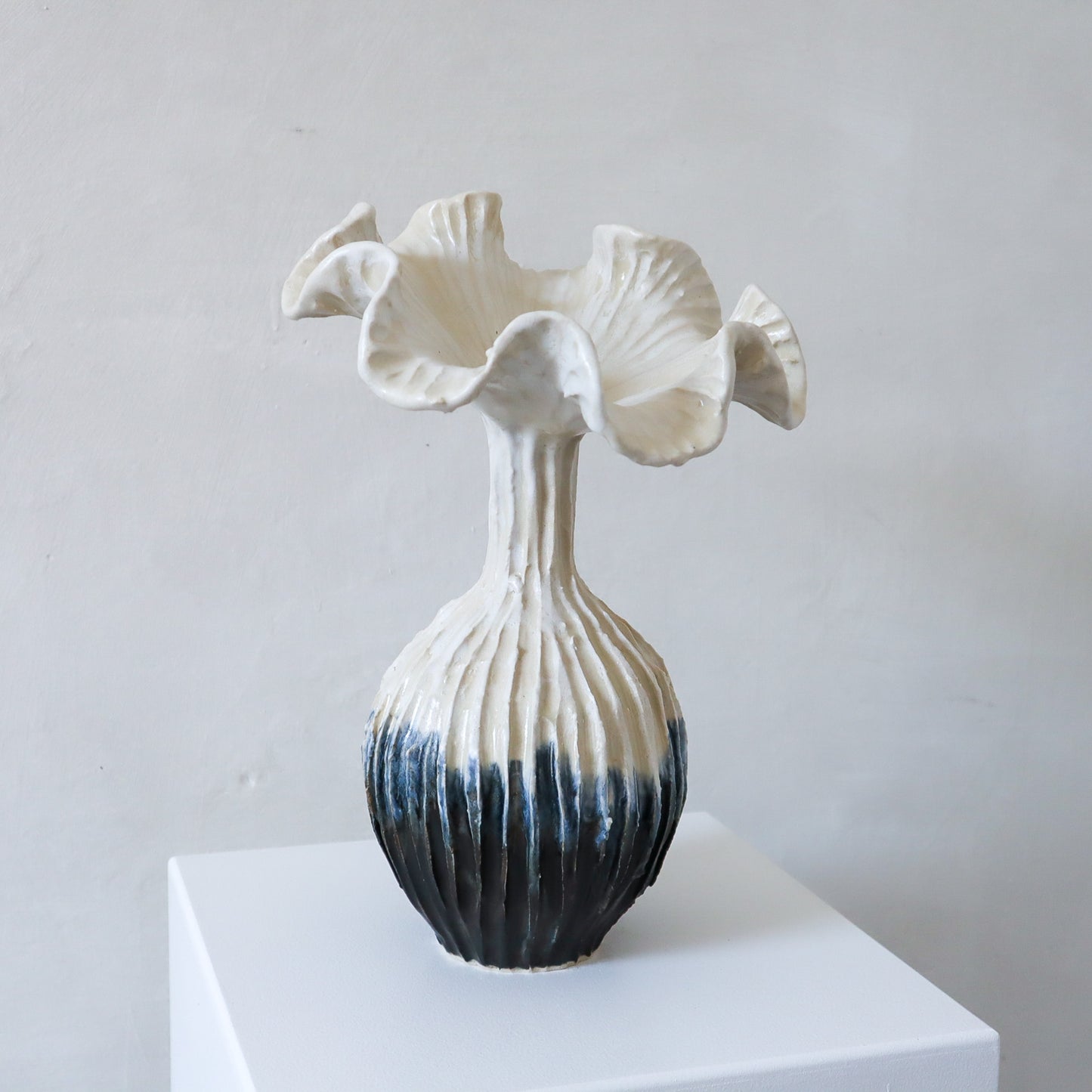 Winter Blume - Cream/Dark Navy