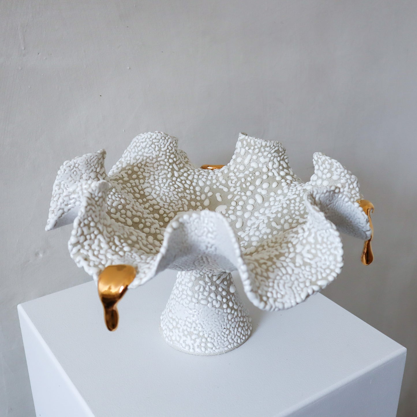 Ruffle Bowl - Pearl/Gold (L)