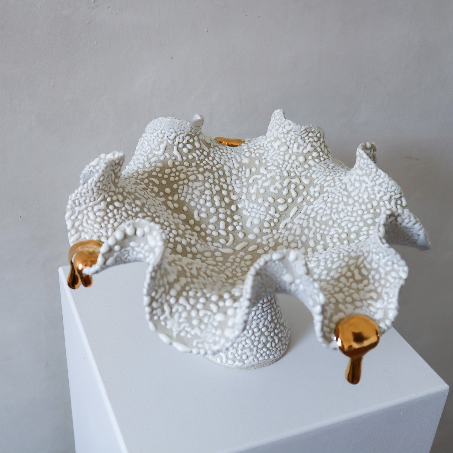 Ruffle Bowl - Pearl/Gold (L)