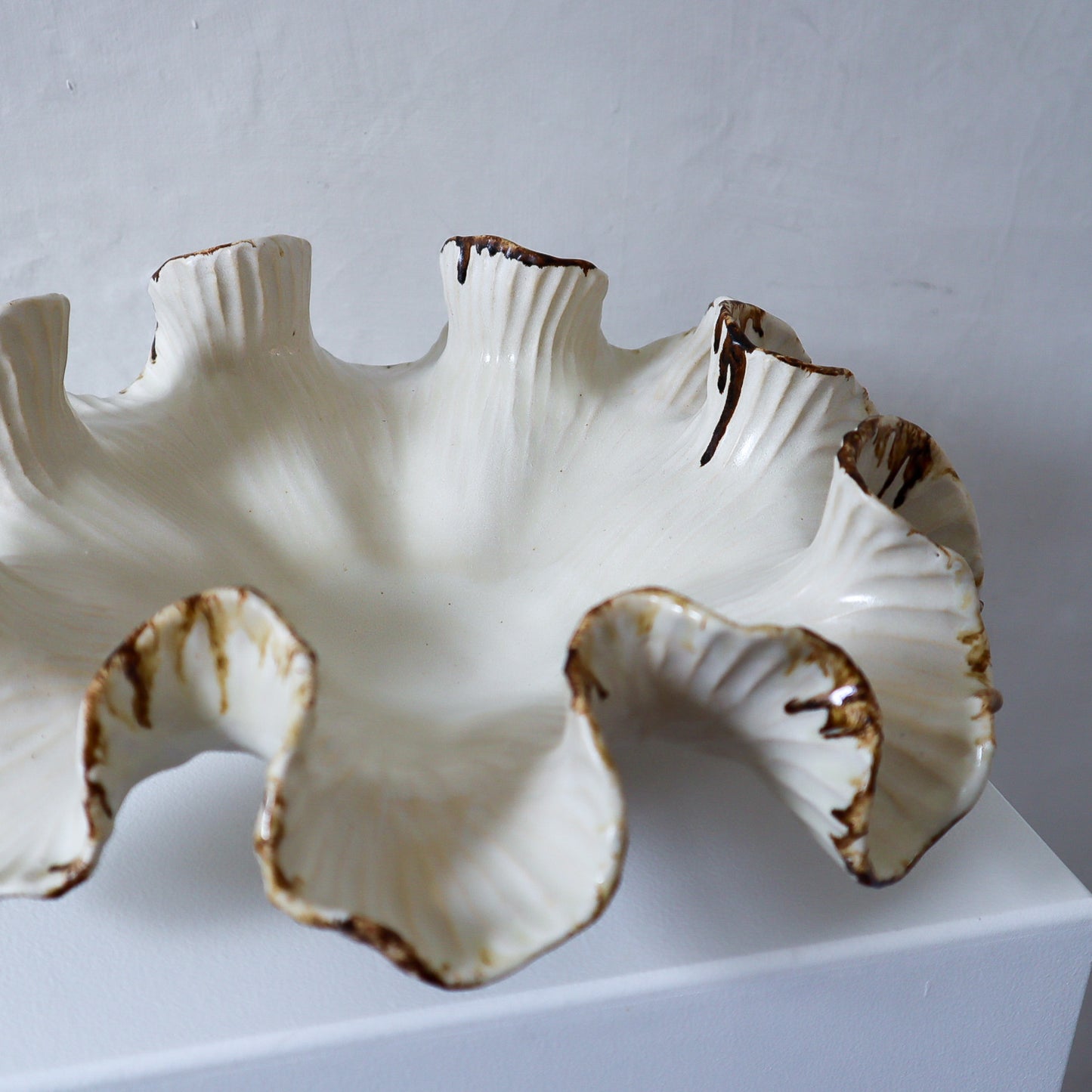 Ruffle Bowl - Cream/Brown