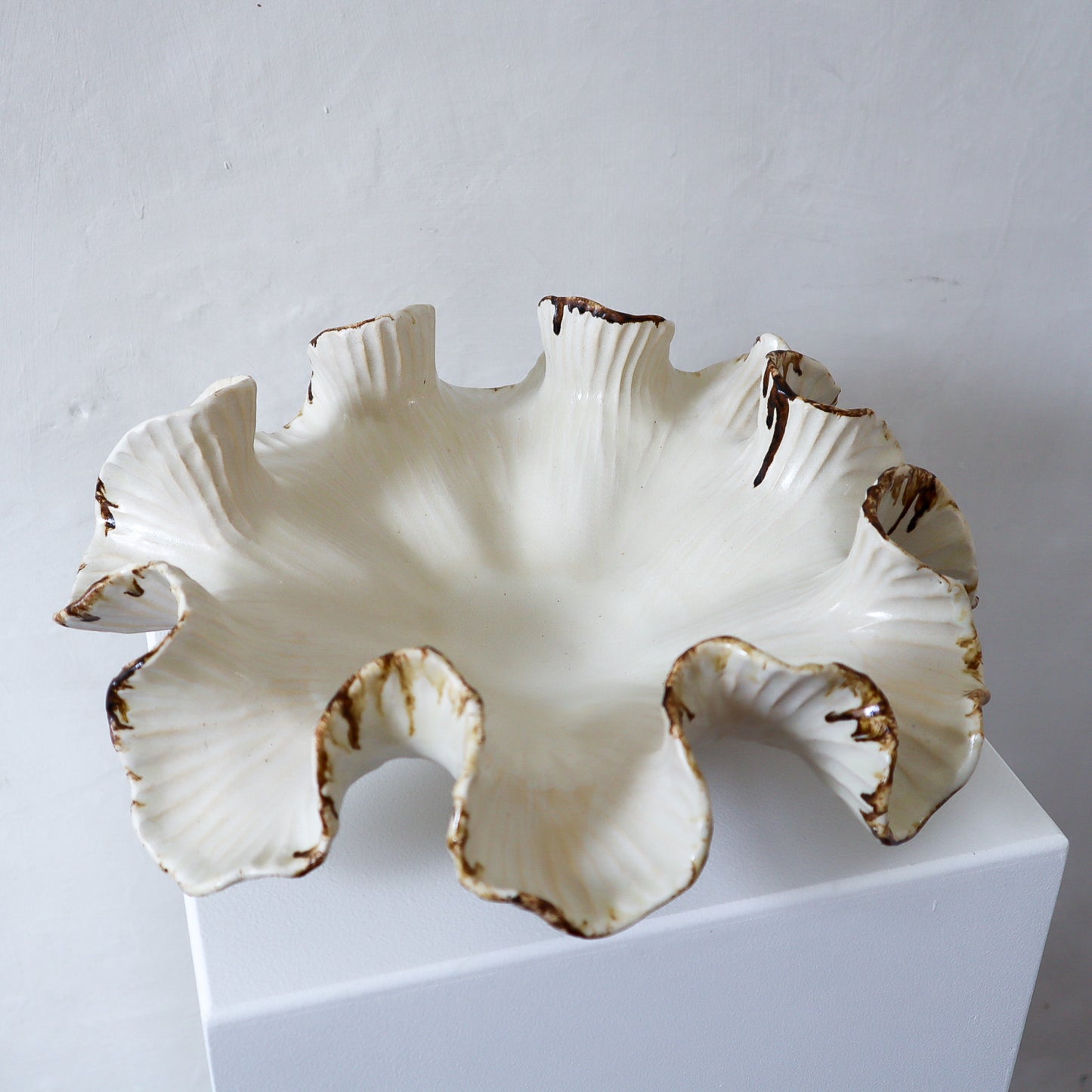 Ruffle Bowl - Cream/Brown