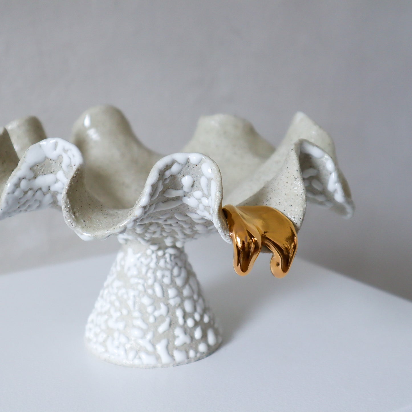 Ruffle Pedestal Bowl - Pearl/Gold (S)