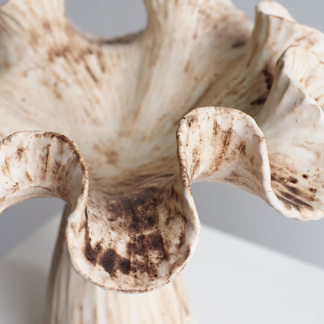 Ruffle Pedestal Bowl - Latte
